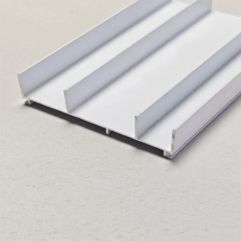 פרופילי אלומיניום מרוזים באבקה ריסוס רגיל